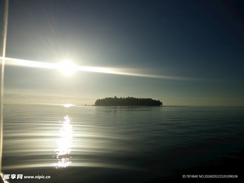 海上日出中的孤岛美景
