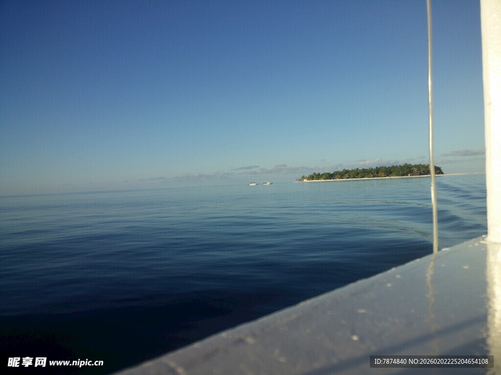 海上航行望远处小岛