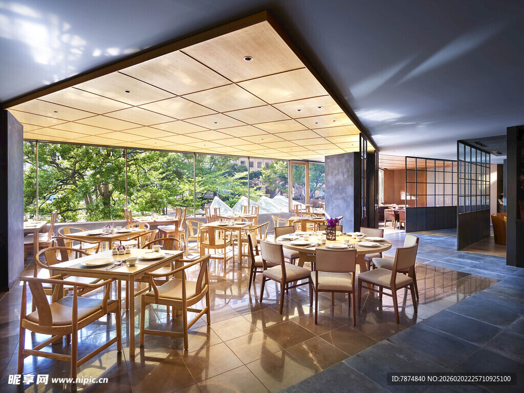 日式餐厅室内温馨用餐场景