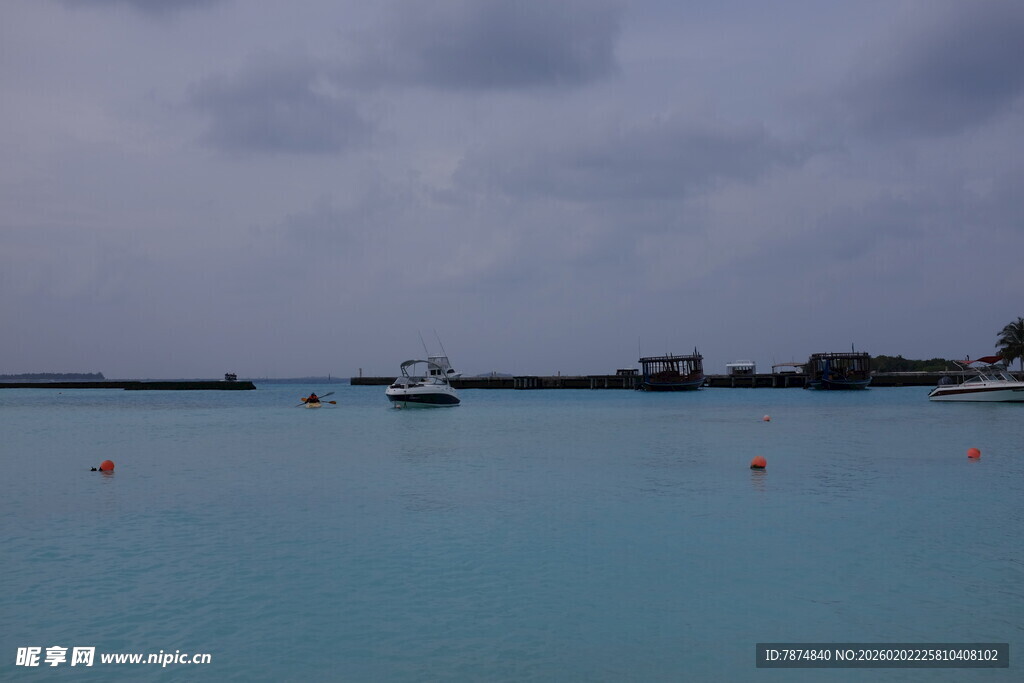 宁静海域中的船只与浮标