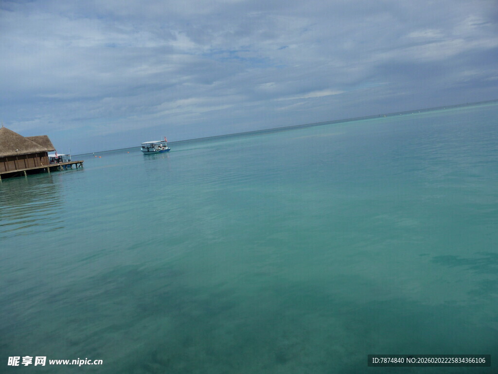 海边小屋与澄澈碧海