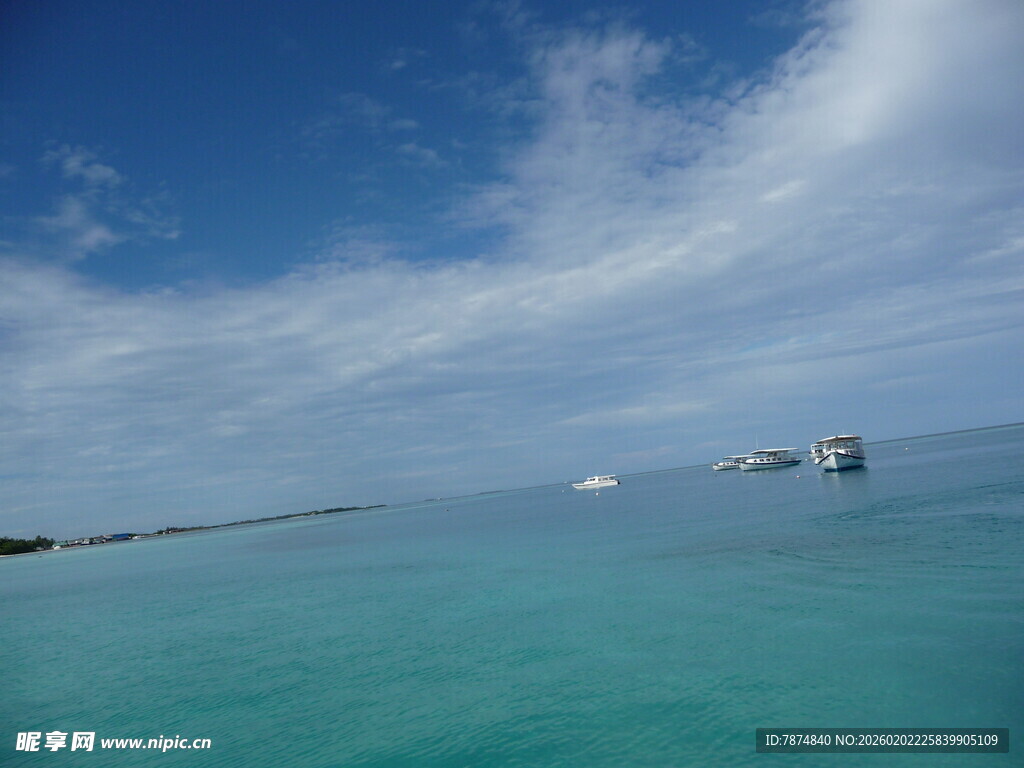 碧海蓝天的美丽海滨风光