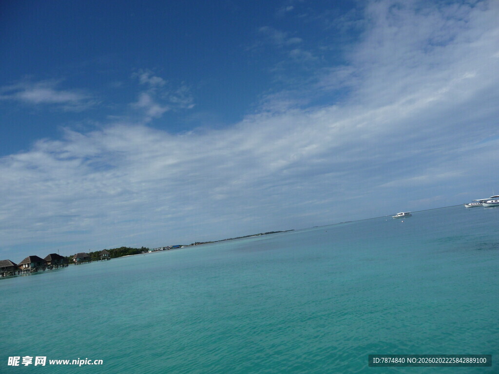 碧海蓝天中的美丽海岸线