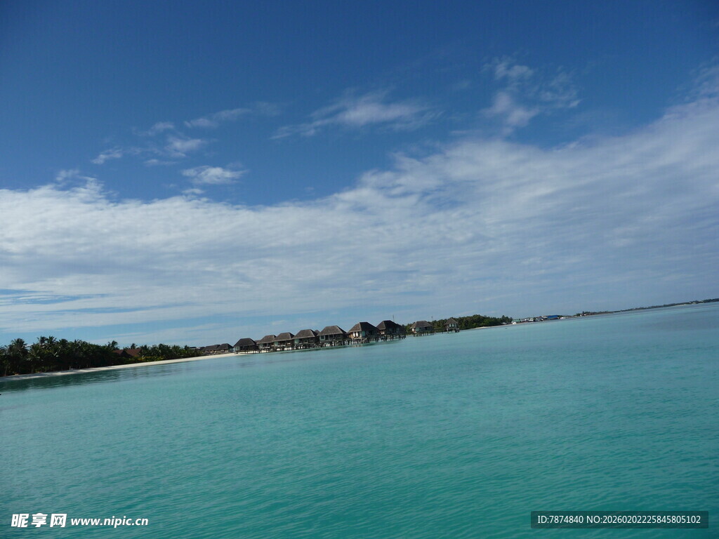 碧海蓝天中的美丽海岸线