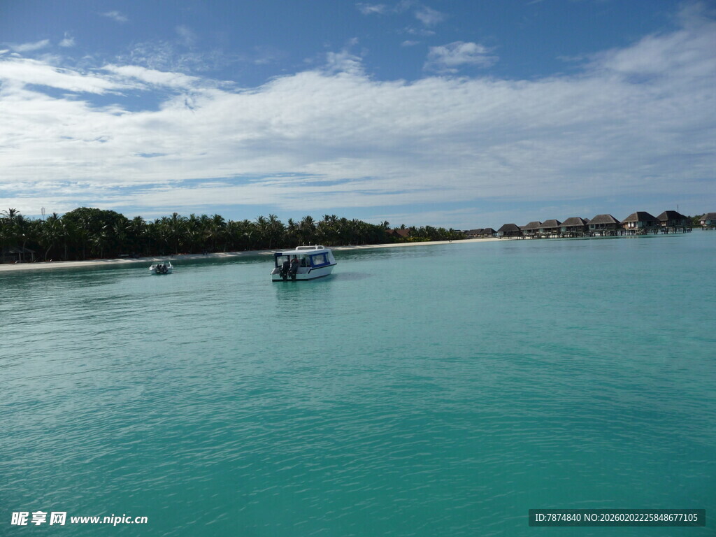 美丽海滨风光 小船静泊