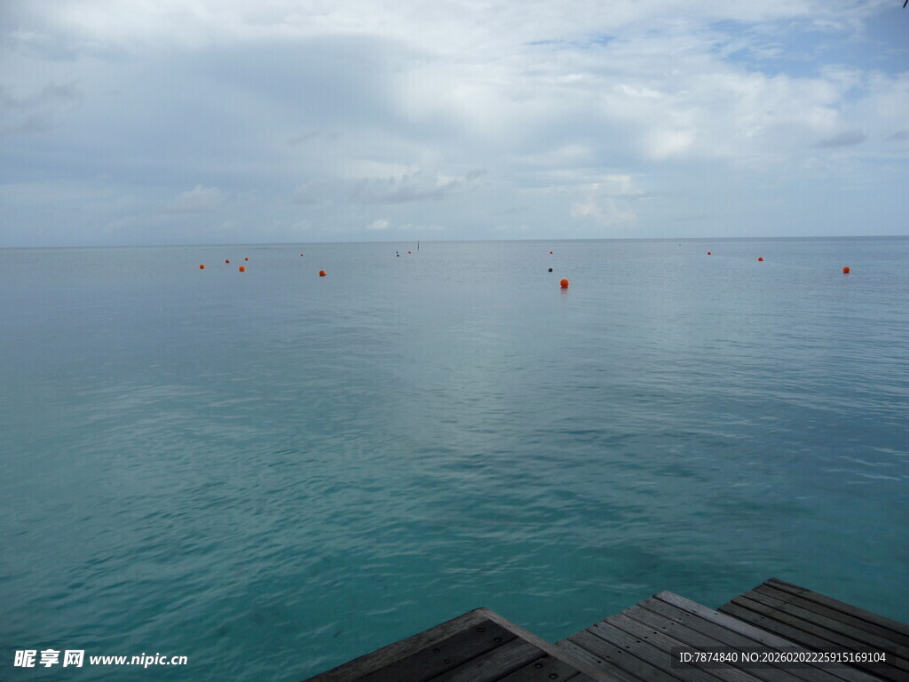 海边栈桥望碧海蓝天