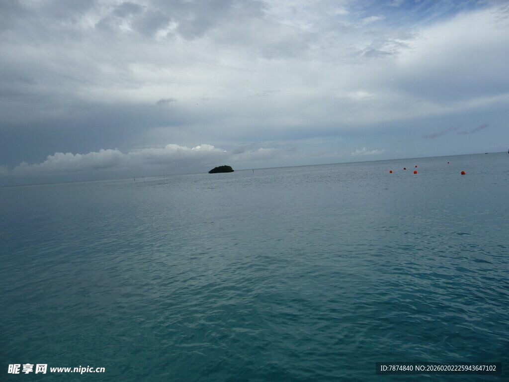 海上孤舟 云下静谧海景