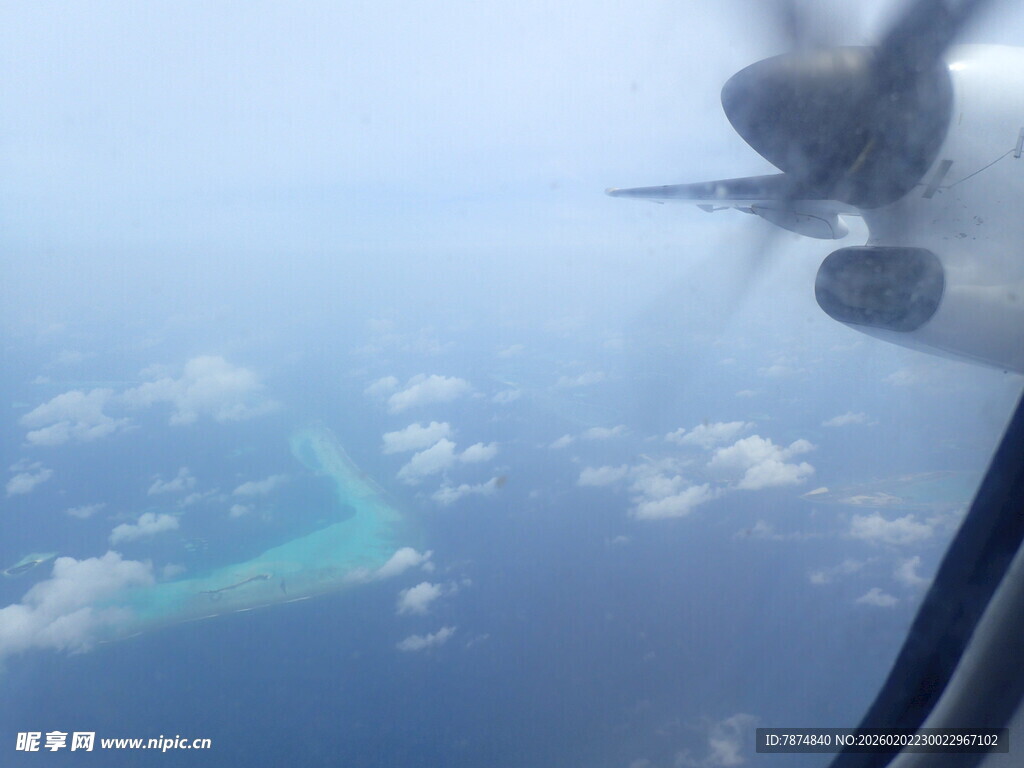 飞机视角下的碧海蓝天