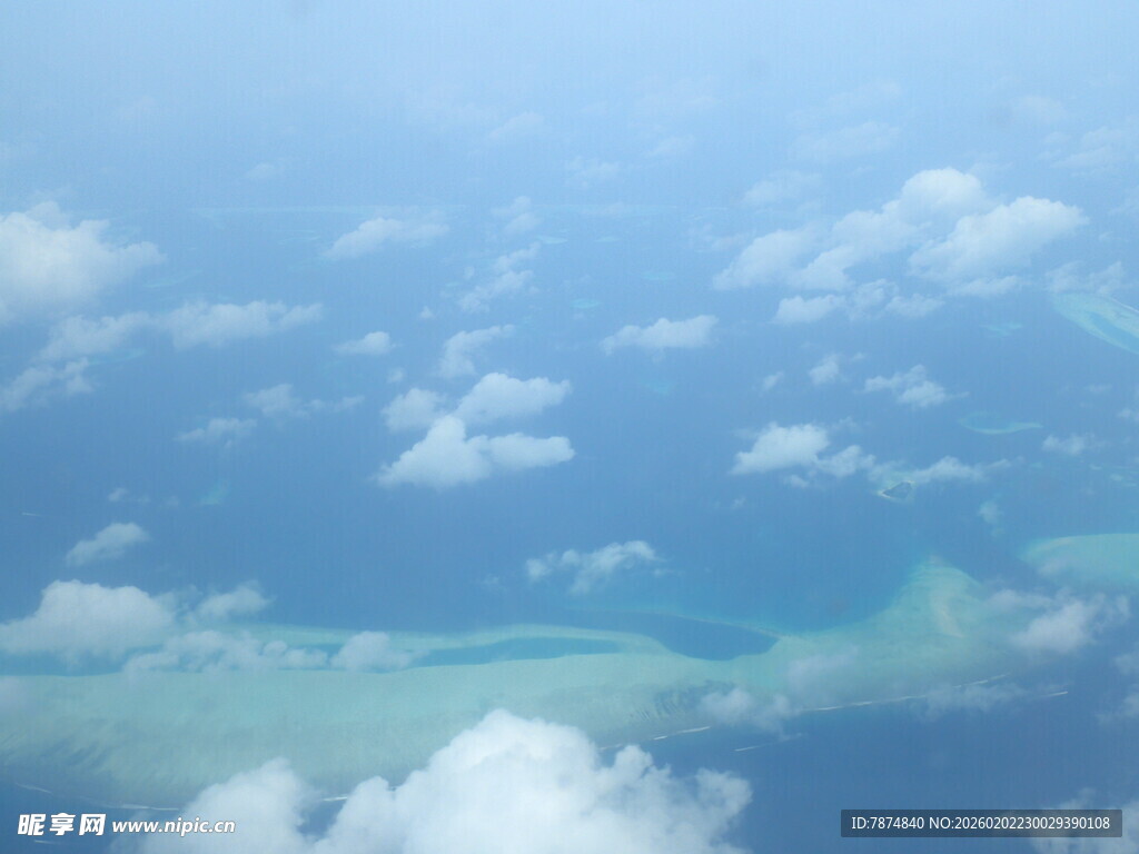 高空俯瞰蔚蓝海洋与云朵