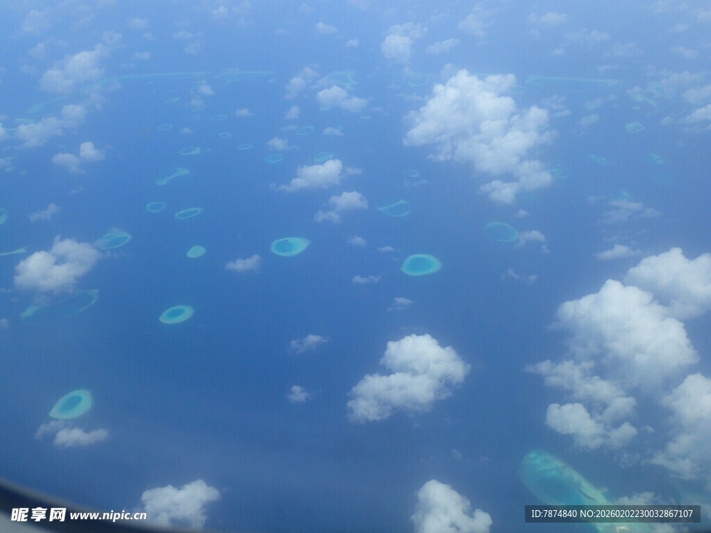 俯瞰蔚蓝海洋中的岛屿