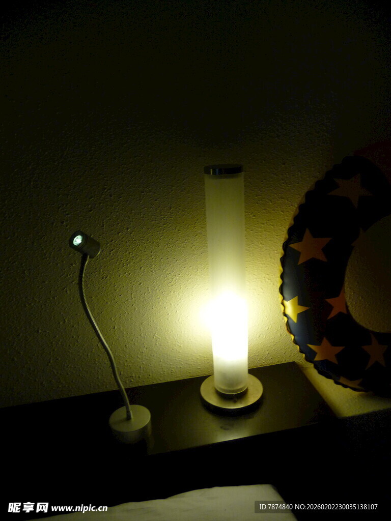 台灯照亮温馨角落