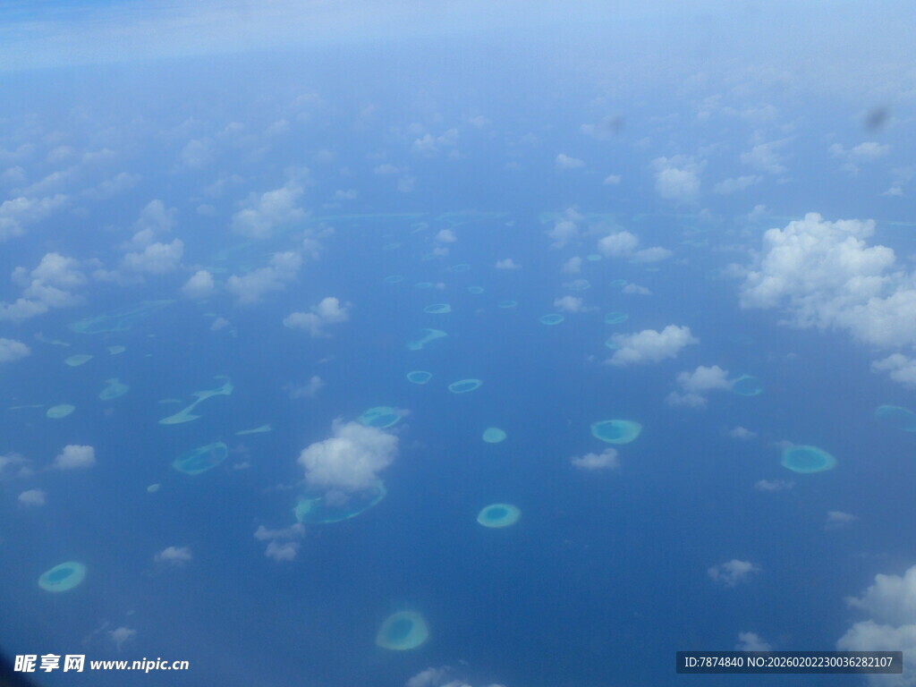 俯瞰蔚蓝海洋中的珊瑚岛