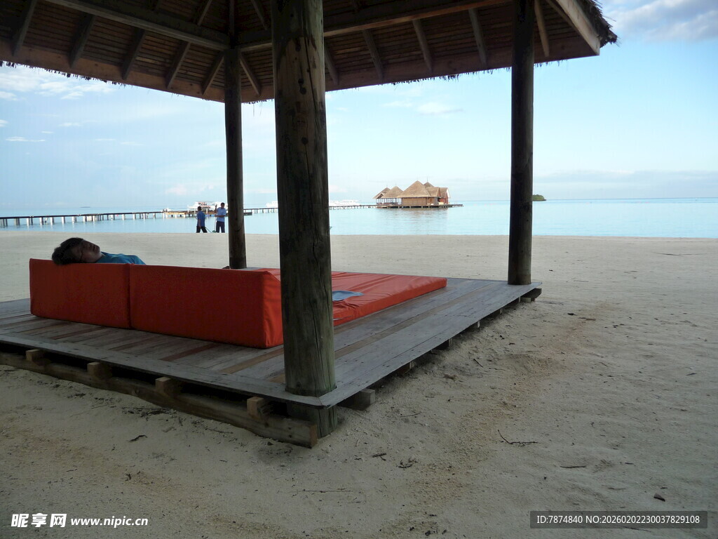 沙滩凉亭下的闲适场景