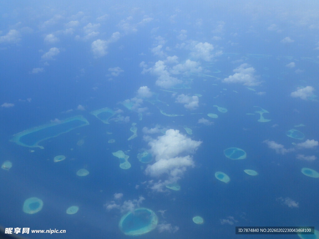 俯瞰蓝色海洋中的珊瑚礁