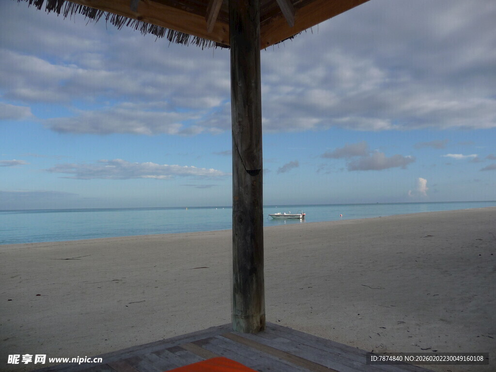 海边凉亭下的开阔海景