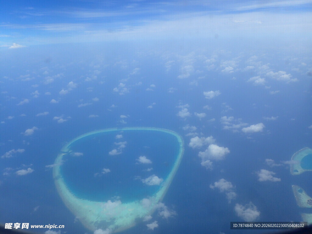 俯瞰美丽环状珊瑚岛