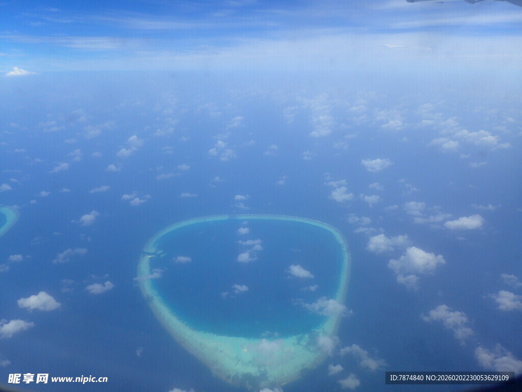 俯瞰美丽环状珊瑚岛