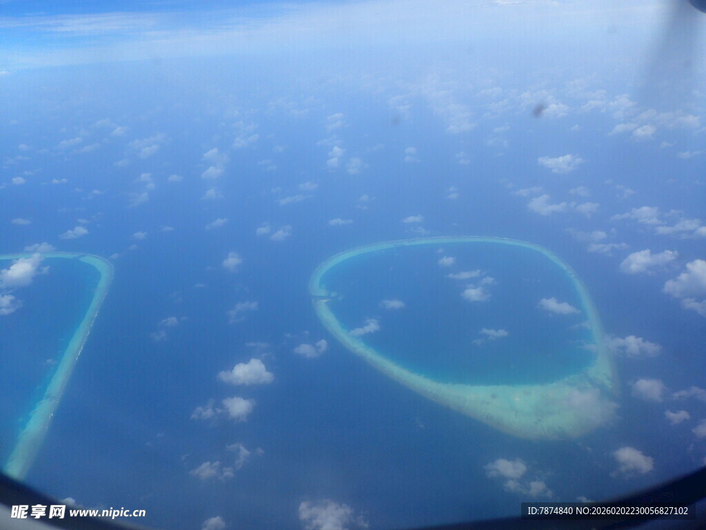 俯瞰海上美丽珊瑚礁群岛