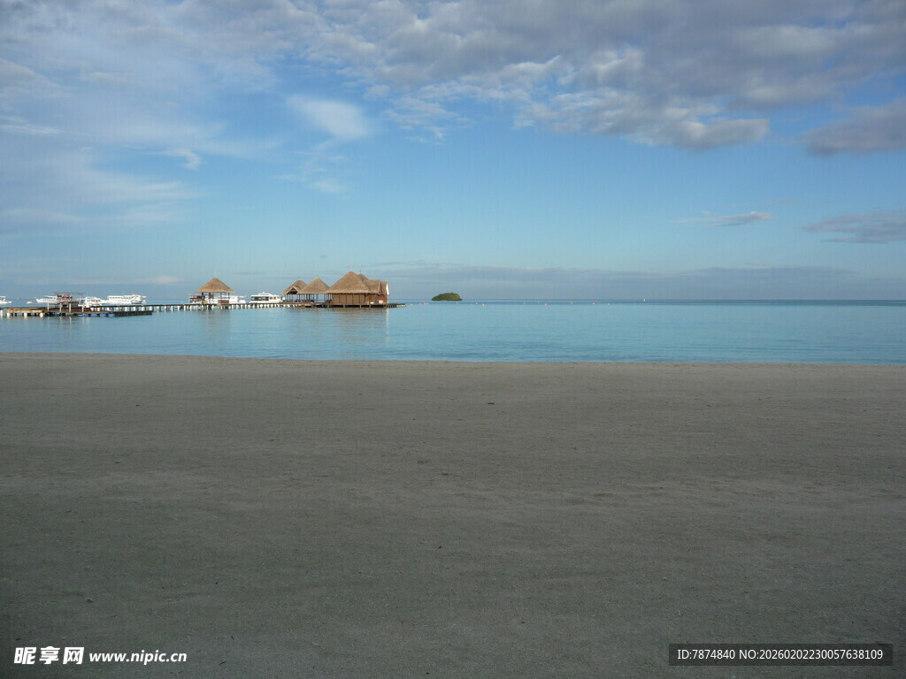 海边风景 广阔沙滩与蓝天