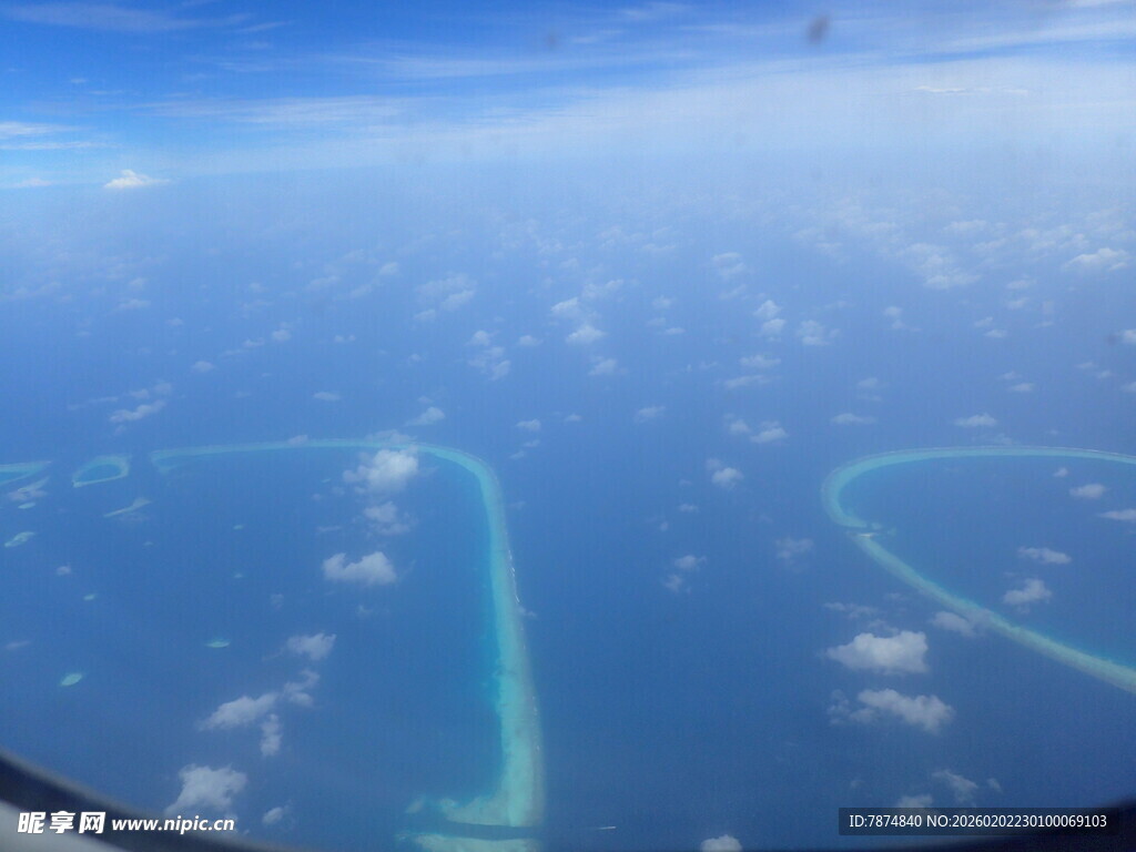 俯瞰海上美丽珊瑚礁