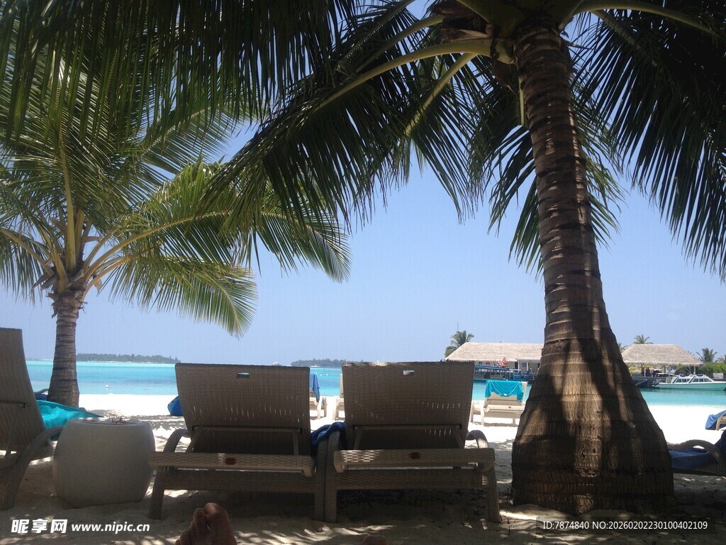 热带海滩休闲躺椅美景