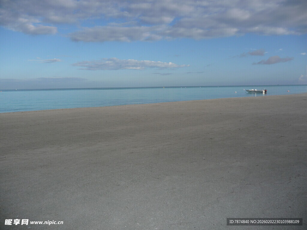 广阔沙滩与蔚蓝大海