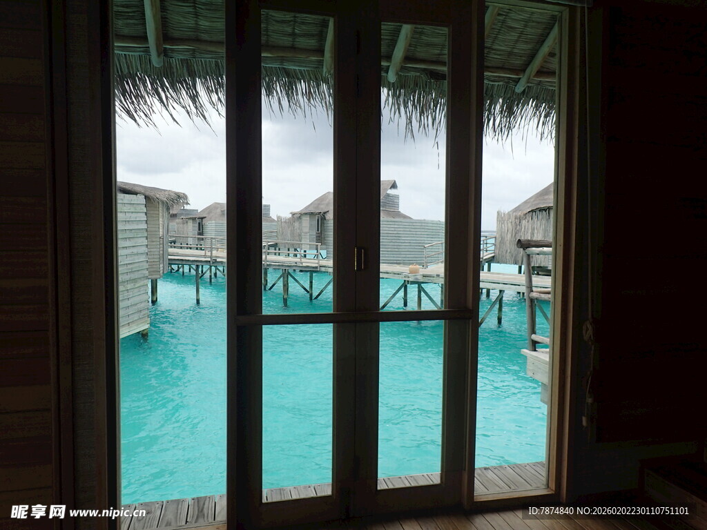 透过门窗看室外泳池景观