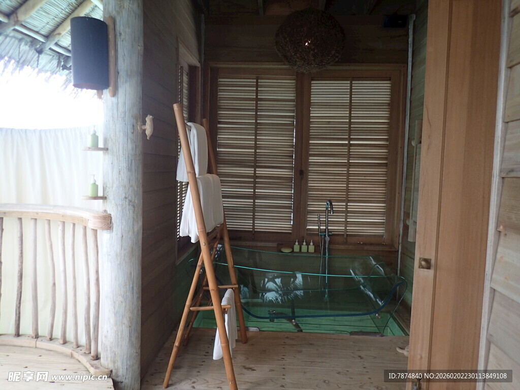 木质小屋内景及晾晒架