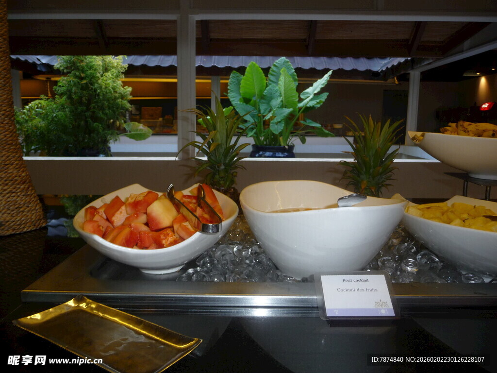 自助餐桌上的多样美食