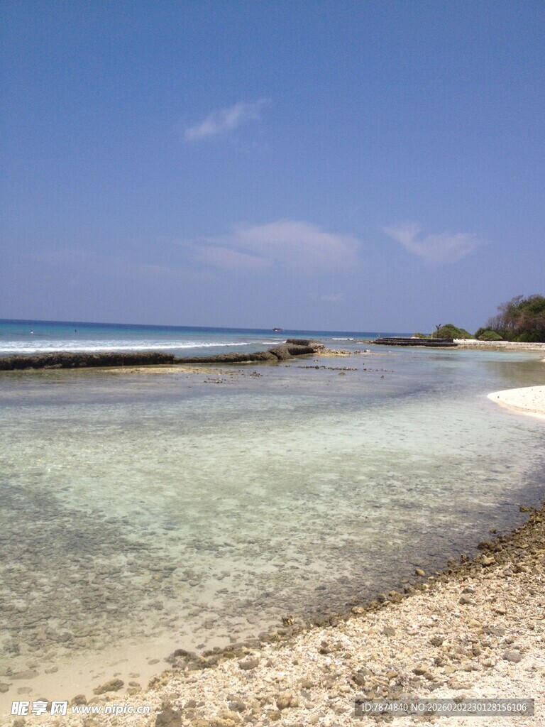 清澈海边沙滩美丽景致