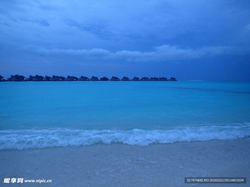 海边暮色下的梦幻蓝水域