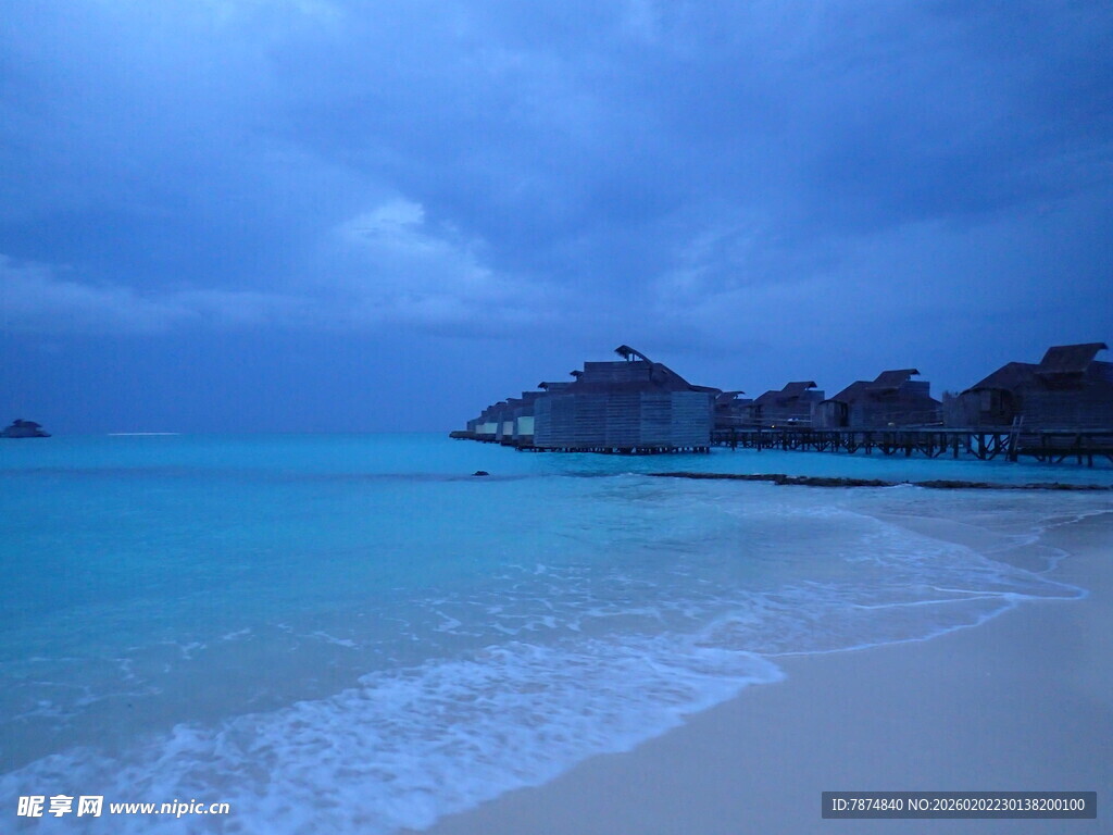 梦幻蓝调海滩夜景