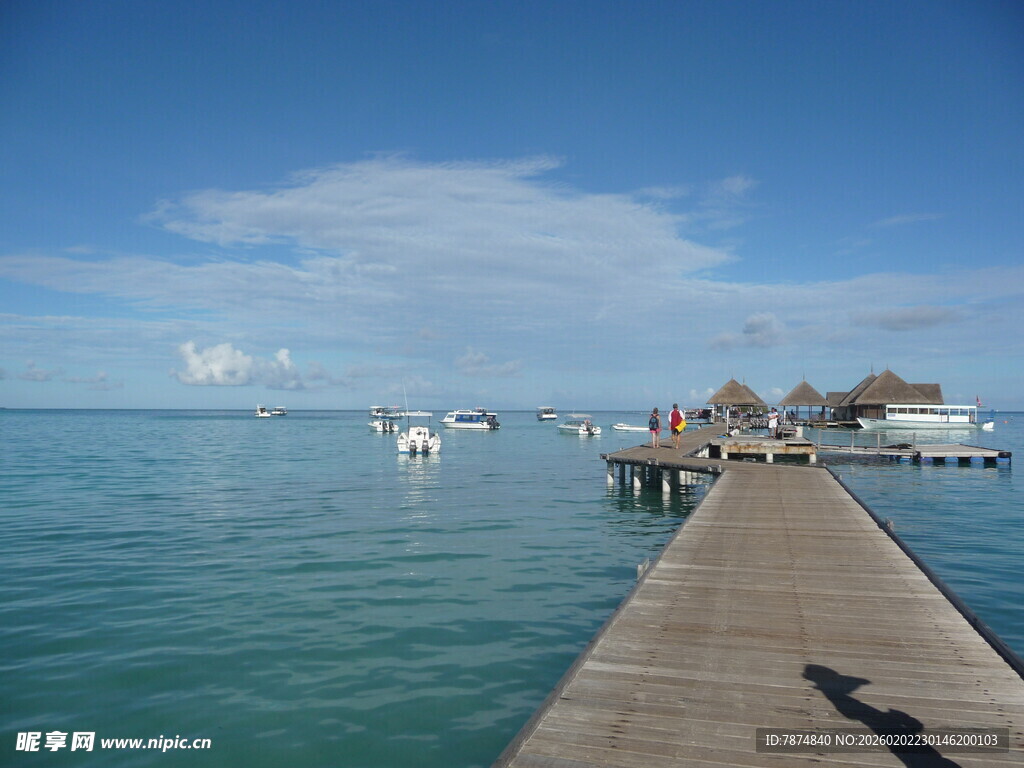 海边木栈道延伸至远方