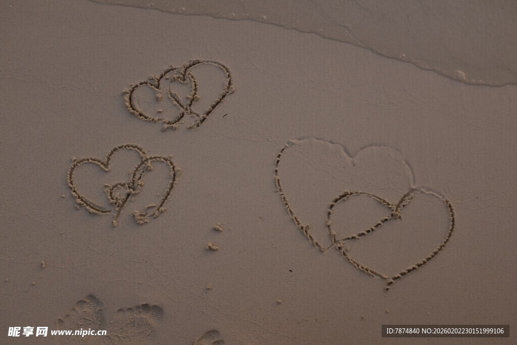 沙滩上的心形图案