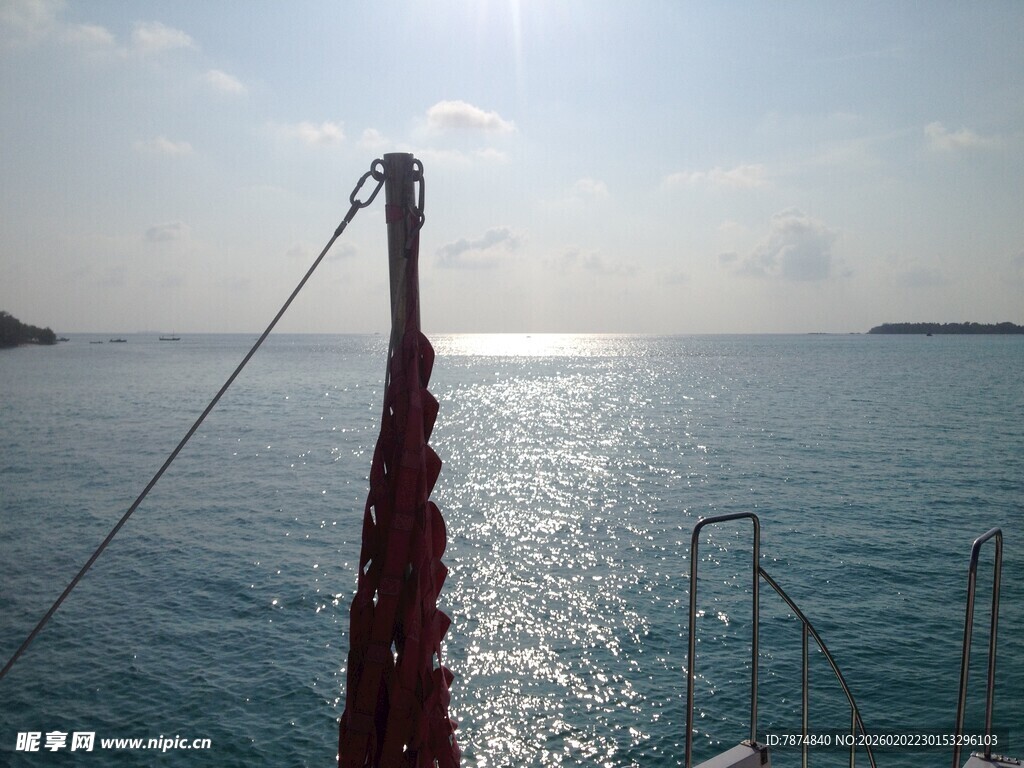 海上船景 阳光映照海面