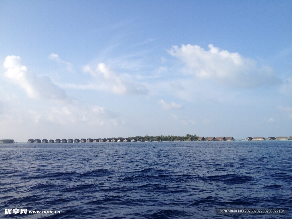 海上长桥与蓝天白云美景