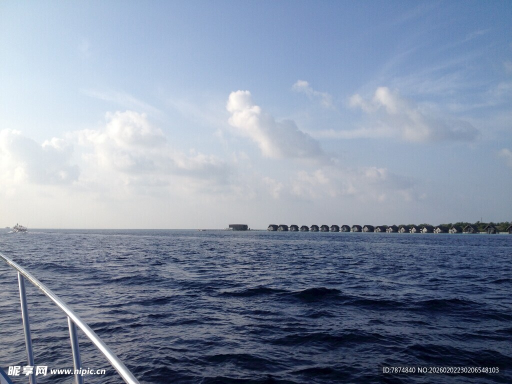 海上风光与远处跨海大桥