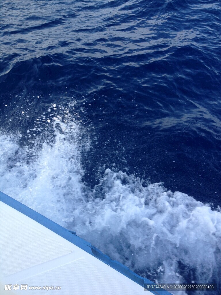 船行海面激起白色浪花