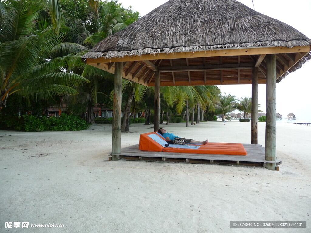 沙滩草亭下的休闲时光