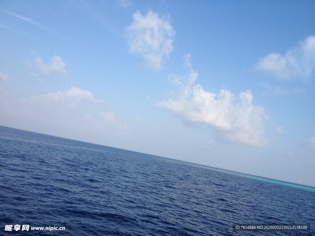 广阔蔚蓝大海与晴空