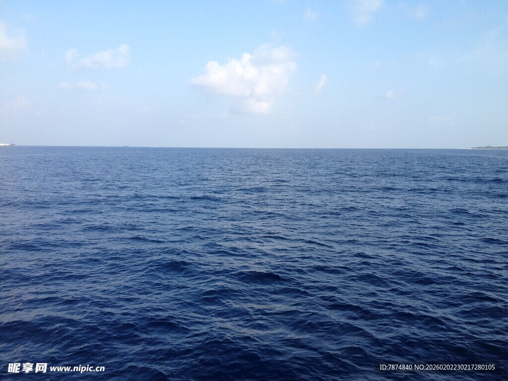 广阔蔚蓝大海的美丽景致