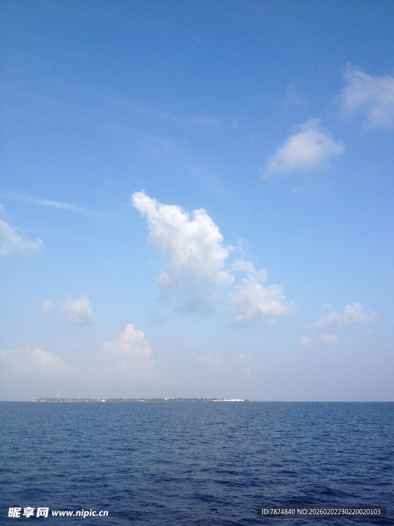 碧海蓝天中的悠然海景