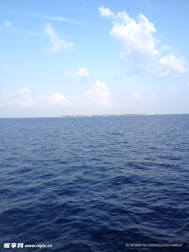 广阔蔚蓝大海与蓝天白云