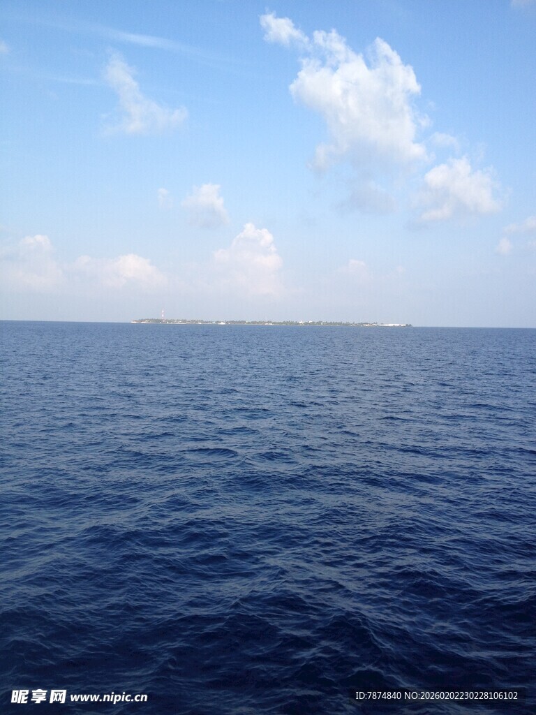 广阔蔚蓝大海与蓝天白云