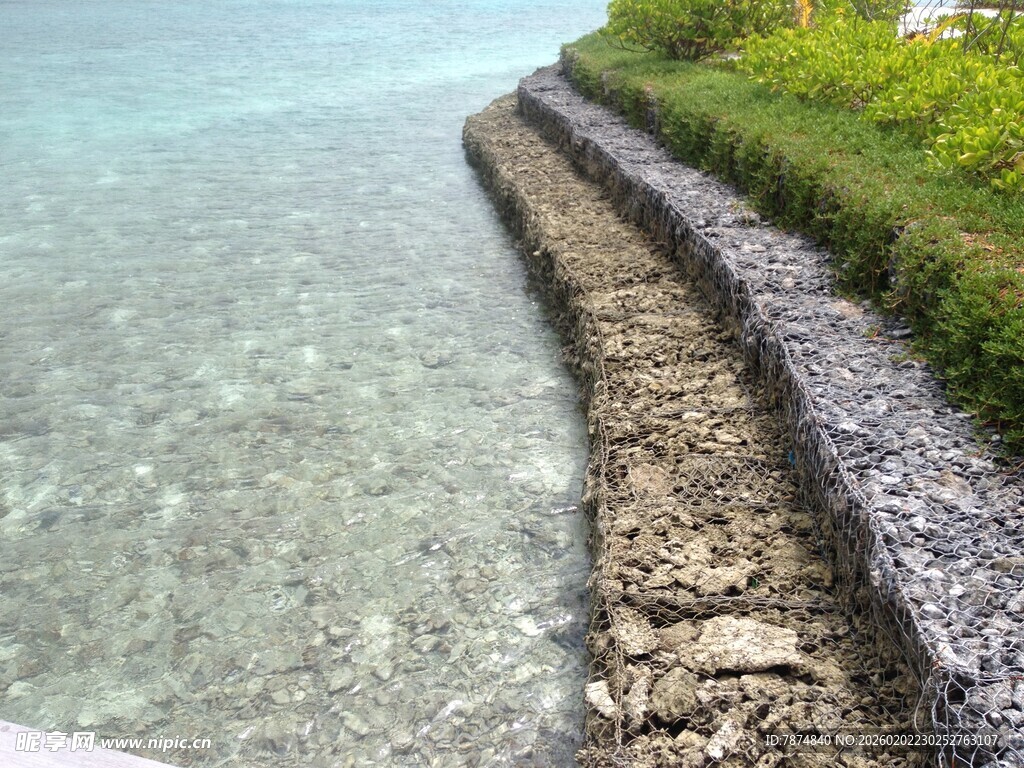 海边石砌护岸与翠绿植被