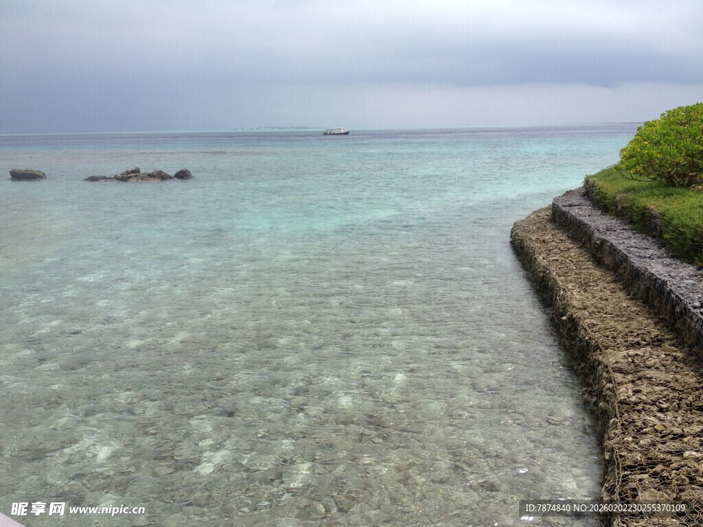 清澈海边景致
