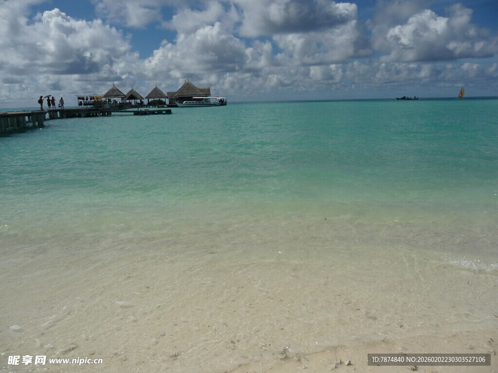 美丽海滩与海上建筑风光