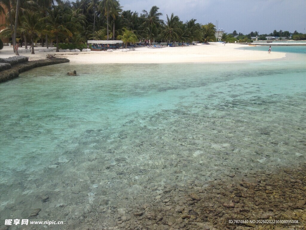 美丽海岛清澈海水景观