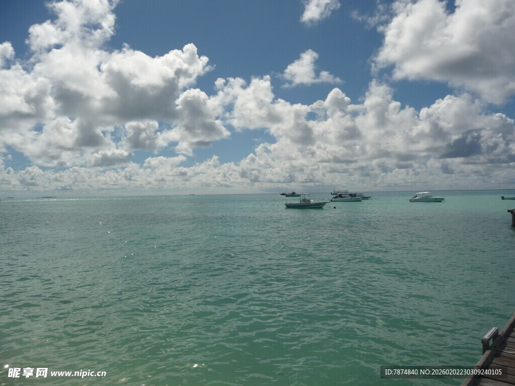 碧海蓝天中的海上船只