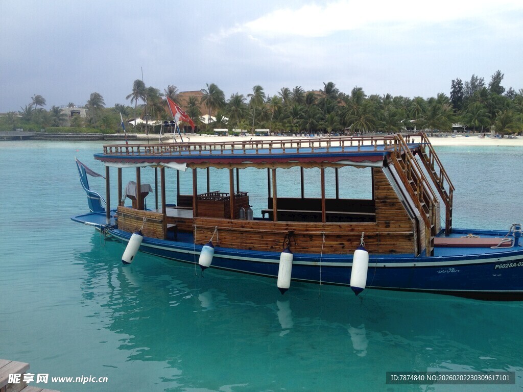 蓝水畔的特色观光游船